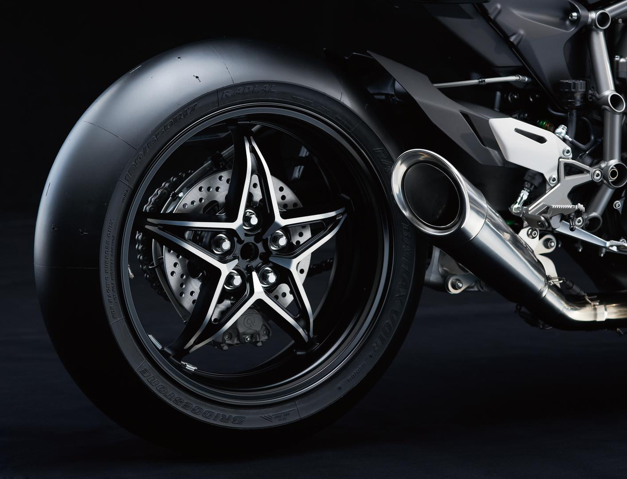 Kompletný titánový výfukový systém