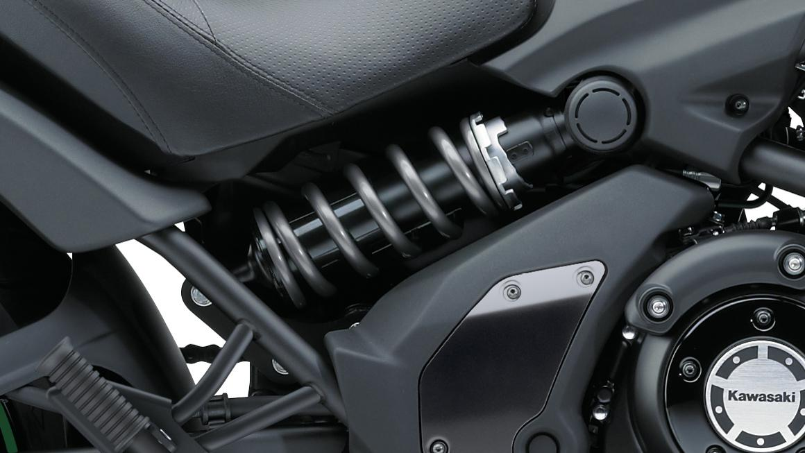 Odsadený jednoramenný tlmič vybavený spojovacím mechanizmom